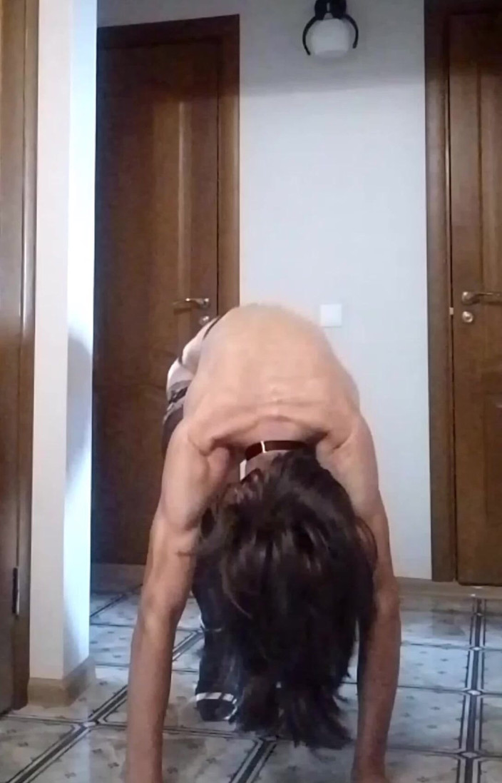 SisiSTRAP: Dlouhonohá děvka předvádí svou postavu, spodní prádlo a