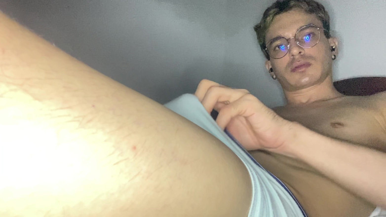 Andrews Perverts: 플래쉬라이트로 노는 똑똑한 소년