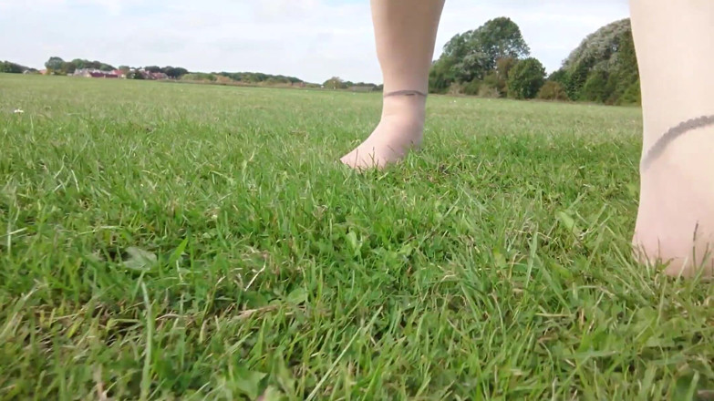 Footfetish: In Fine Stockings in the Wadden Sea of Wangerland