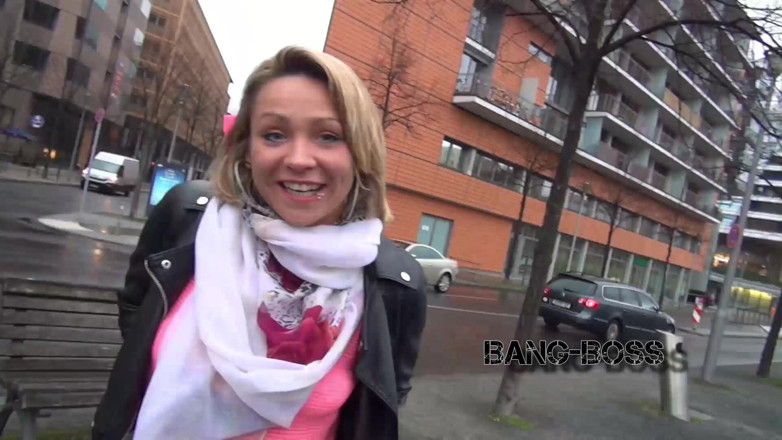 Bang-Boss: Porno-casting auf der offenen straße mit Honig, teil 1