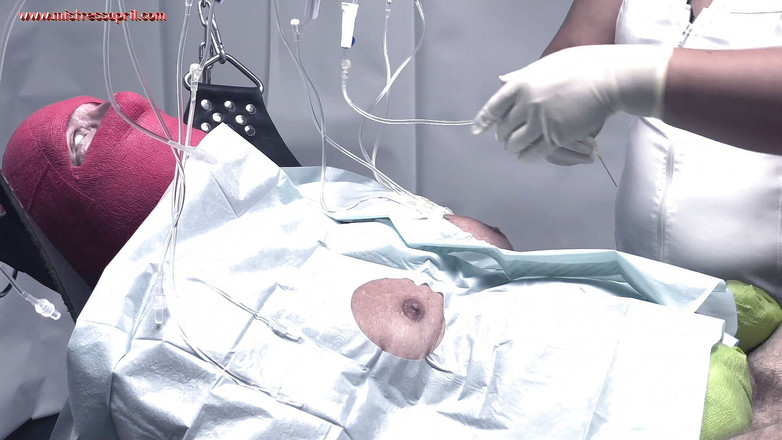 Mistress April: Dominatrix meesteres April, krijgt echte borsten