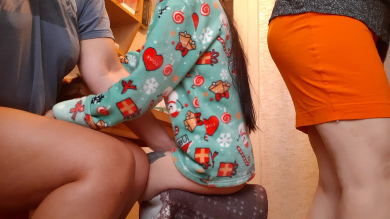 Lesbian-candys: Min flickvän och jag onanerar ömsesidigt i köket medan vår hushållerska...