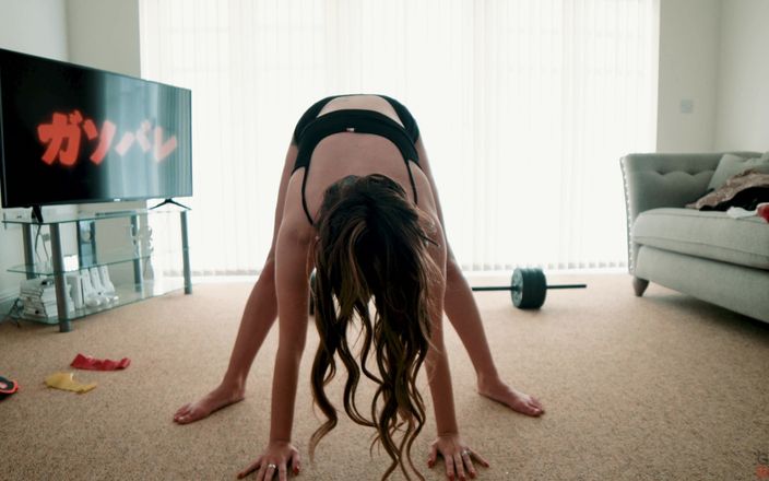 Glamour Bunnies: Jade Entwistle's naakte yoga en training