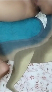 Esposa está dedilhando completamente nua