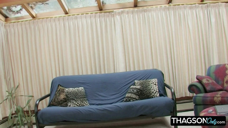 THAGSON ONLY: Fumegante lésbica dedilhado e vibrador brincam no sofá