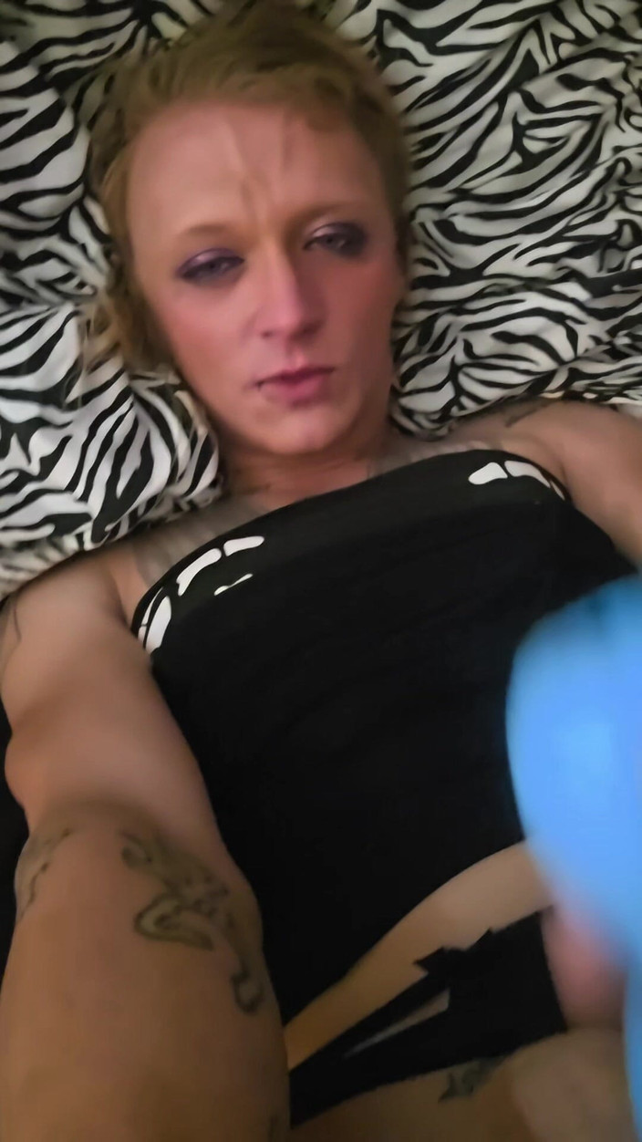 Lynn Kaotik: Si jalang transeksual memancut mani di mukanya sendiri