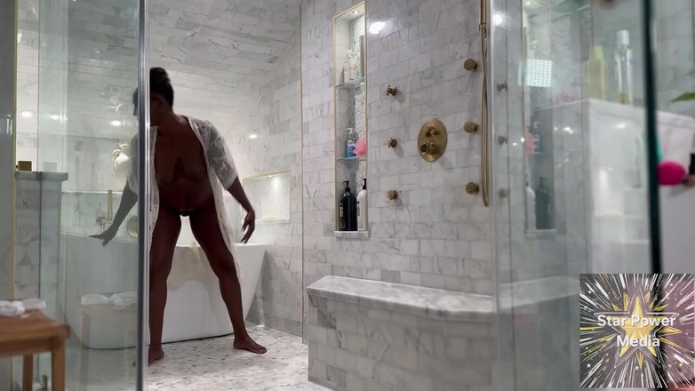 Star Power Media: Sultry Soak: Usikan mandi nakal Giana