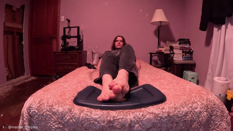 Mr Dimples: Dildoma ayakla mastürbasyon yapıyorum
