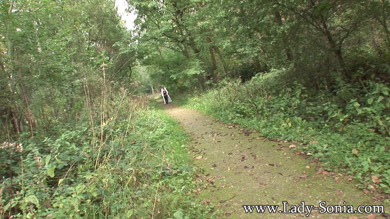 Lady Sonia: Svlečená venku