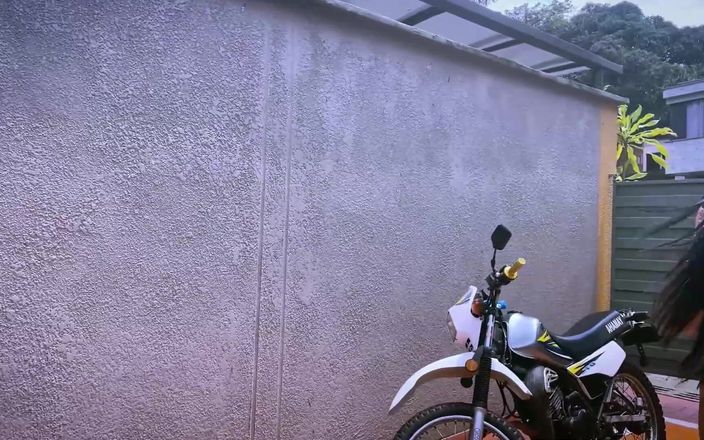 Sara Blonde: ラテン系アメリカ人は、90年代に使われていた隣人のバイクに乗ると熱くなる
