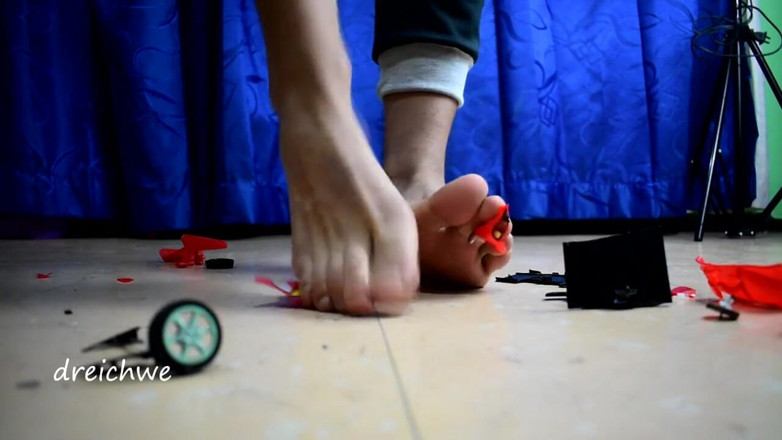 Dreichwe: Destroying Big Car with Toy Airplane
