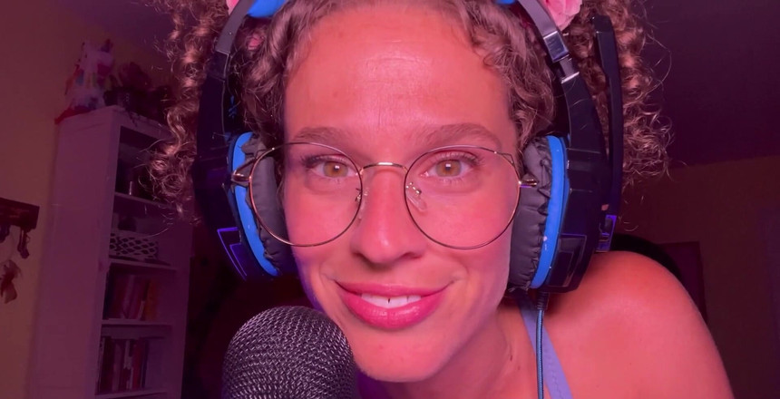 VibeWithMommy: 私はストーリーテリングとセックスへの愛を、私がいたずらな子守唄と呼ぶものに組み合わせました!