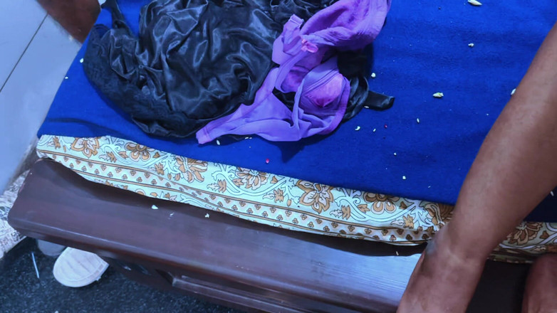 Tamil lesbian: Tamilská skupinová sex doma