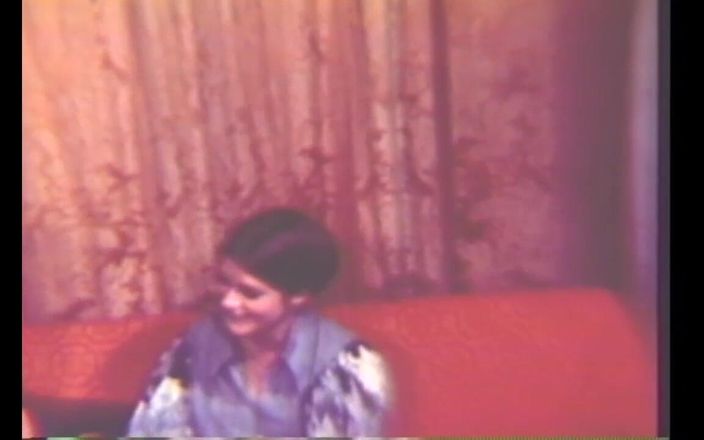Vintage megastore: Orale seks en groepsmasturbatie op vintage seksfeestje (volledige film)