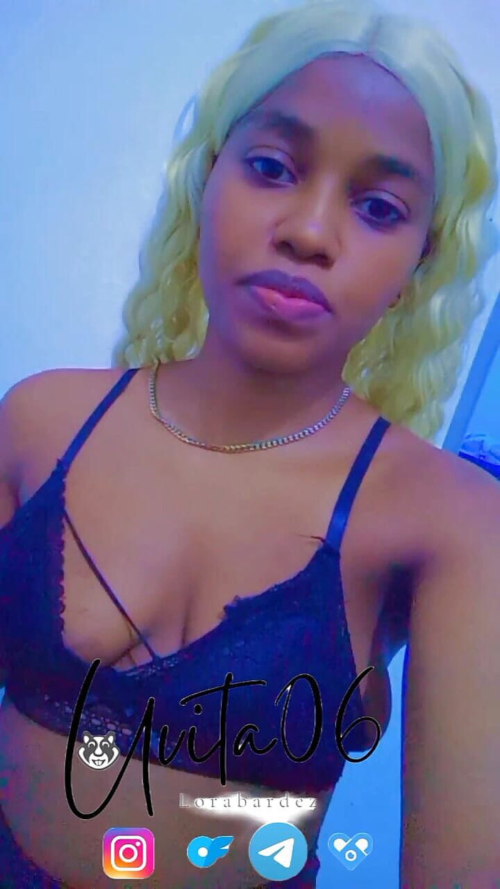 Delicious open butt: Seksi esmerin eğlendiğiniz videolar çekmeyi bırakmıyor