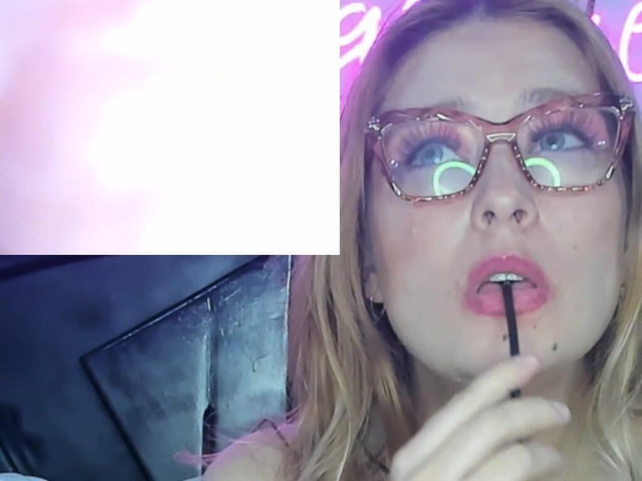 Angel eyes studio: カメラの中に!!大きなグミヘビを20匹も無手で飲み込みました!!