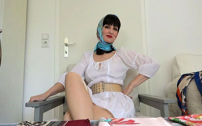 Lady Victoria Valente: Noi vasuri din satin pentru rochia albă de vară