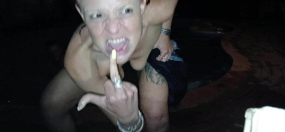 Bigjoefuckalott: Nieghbours manželka honění prsty šukání v bazénu