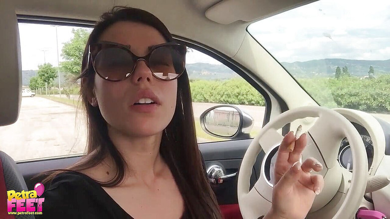 Smokin Fetish: Kouření v autě se sexy teenagerkou