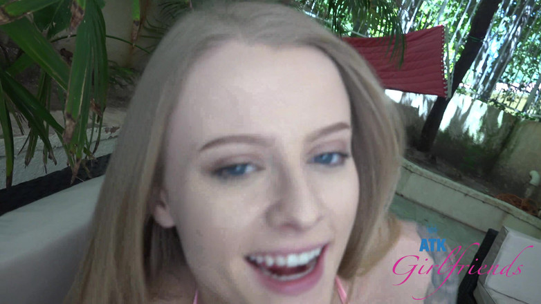 ATK Girlfriends: Divertimento in piscina con parigi