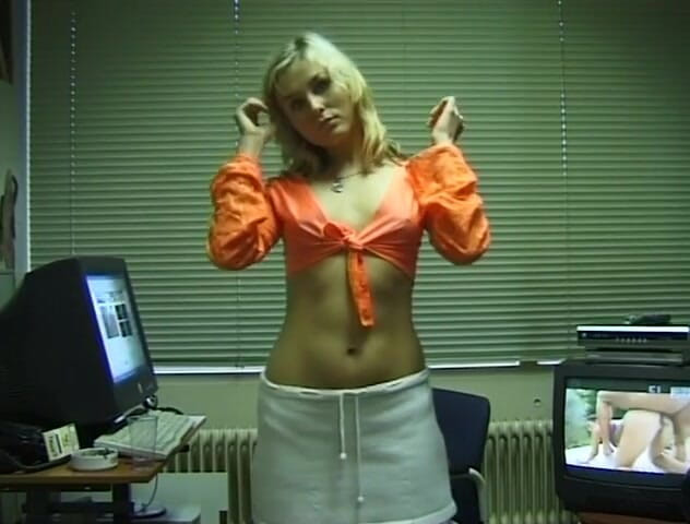Flash Model Amateurs: Blonde slut gets naked in front of the webcam