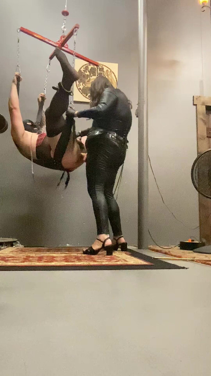 Mistress Scarlet Kiss: Mariquita con las manos libres se corre prematuramente en castidad...