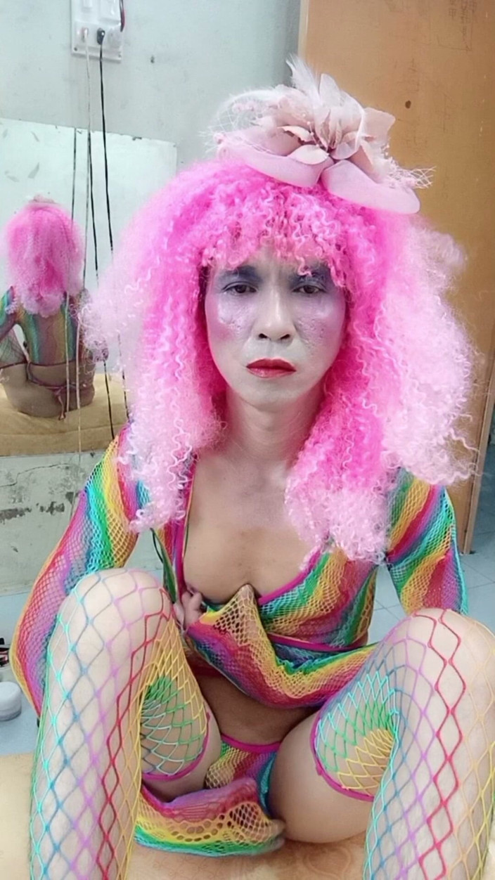 nguyen dang thien tri: Transgender le indossa vestiti sexy e gioca a tazze di...