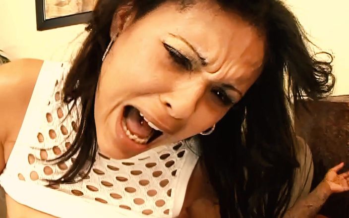BestPorn85: Sunshine Black gırtlağını ve amını yeni boyutlara genişletiyor