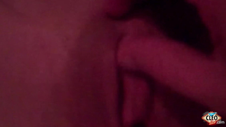 Cleo: Cleo wärmt ihre muschi auf, bevor sie fickt