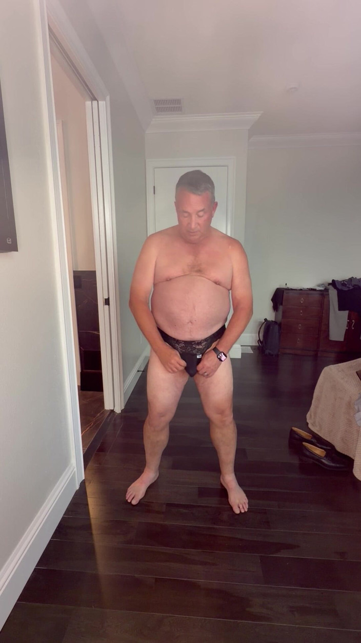 GottaLuvBB: Stiefvader komt thuis in een pak