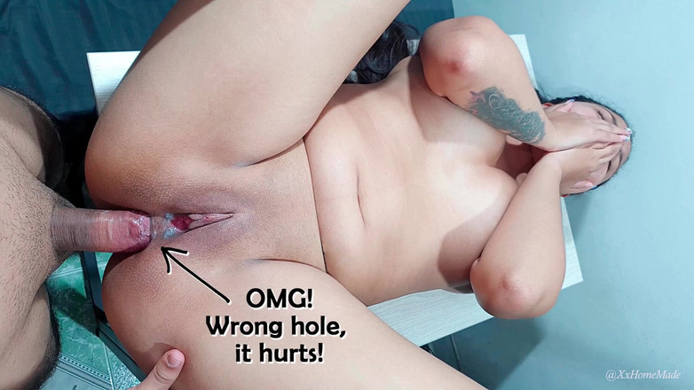 XxHomeMade: 意外和痛肛 - 我的鸡巴滑落并进入她紧致的菊花...