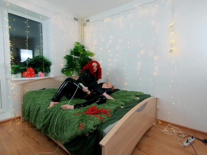 Arya Grander: Hinter den kulissen video von lesbischem fetisch-spaß. Pvc-kleidung, leichte domina,...