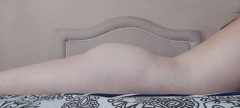 Flor_latina: Verklig orgasm av en naken tjej i sängen