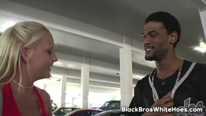 Black Bros White Hoes: La estrella porno rubia Elizabeth Del Mar se folla una...