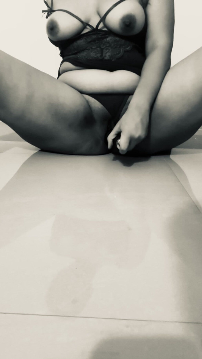 Foxxy_babe: Girlfriend Cheats and Masturbate for BF’s Friends