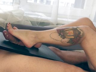 Amateur fetish: Milf footjob