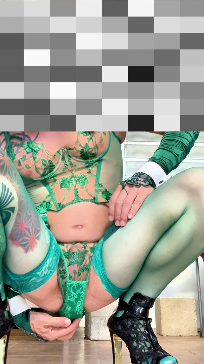 Benito414: 可爱的 femboy 非常性感的丝袜内衣在户外展示他的内裤