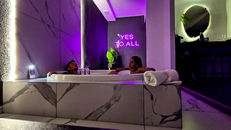 Young big apple: Telecamera Nascosta Nella Vasca Idromassaggio Del Motel. Masturbazione E Sesso.