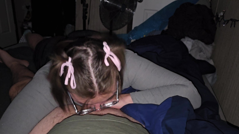 Funhousewife69: Ona saçımda yaylarla seksi sakso çektim ve yuttum