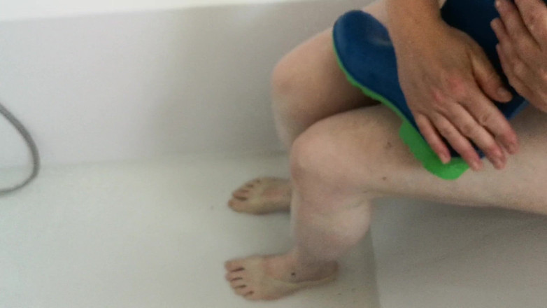 Bouncy Tits Action: Rubberboots in bathtube
