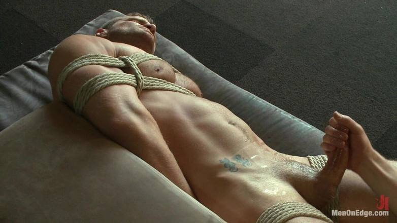 Men on Edge: Une barmaid musclée se fait, ligoté et baiser