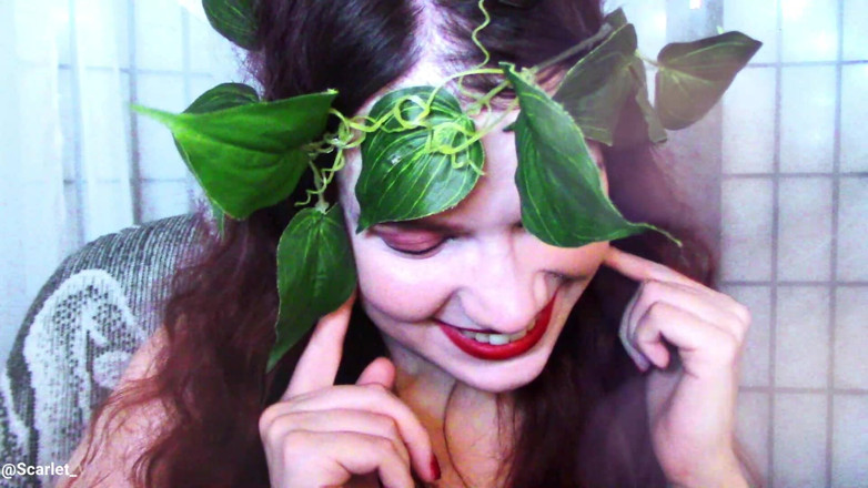 Scarlet Vixen: Poison Ivy'nin sevgi dolu yalamaları ve öpücükleri