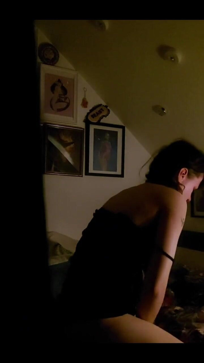 CherryOrchid: VEDERE LA PERSOANA 1 Ești colega mea de cameră rătăcită în dormitorul...