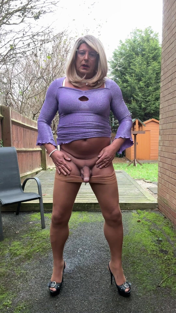 Kellycd2022: La sexy travestita kellycd2022 in abito lilla e calze senza...