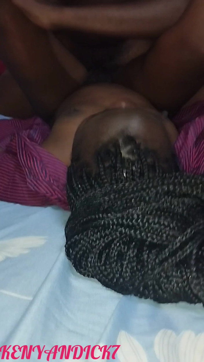 Kenyan Dick7: Collegeslet wordt geneukt door leraar in de slaapzaal