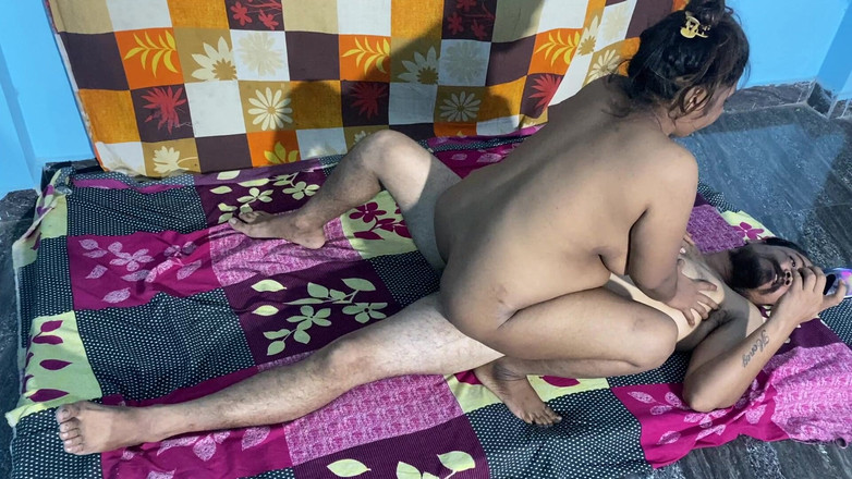 Hindi-Sex: India chica follada a cuatro