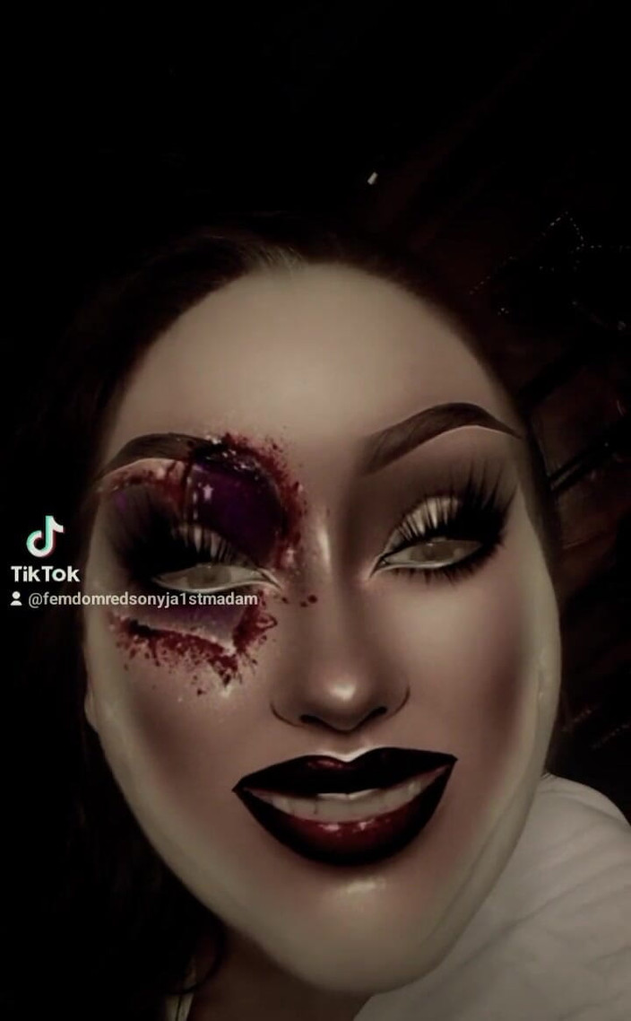 Dominatrix Redsonyja: Bir Qween sanatın görünmesini ve daha iyi orijinal tüm mutluluğu...