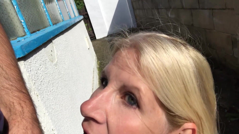 Britishmilf: 在和cumswallow外面