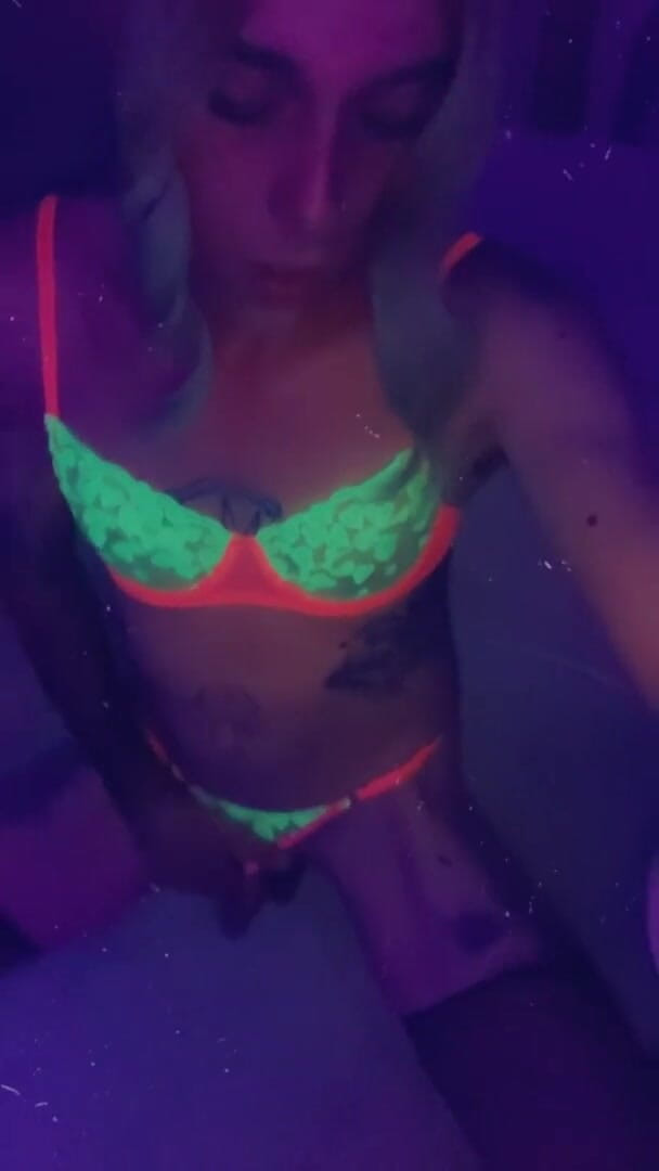 CarmenMelatonin: Sexy party girl wants to fuck