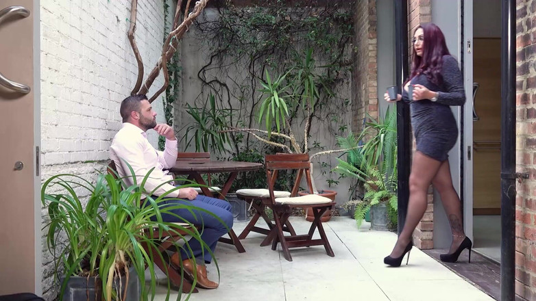 MILF and Big Wet Tits XXX: Orta Yaşlı Seksi Kadın Kapıdaki Iş Adamını Baştan Çıkarıyor - Sakso Yoğun...